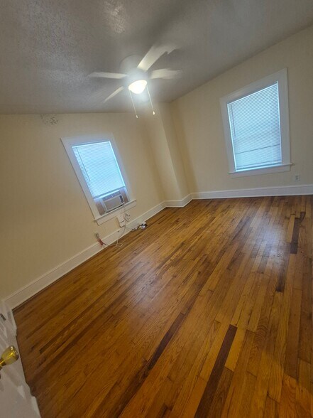 Building Photo - 503 S Oak St