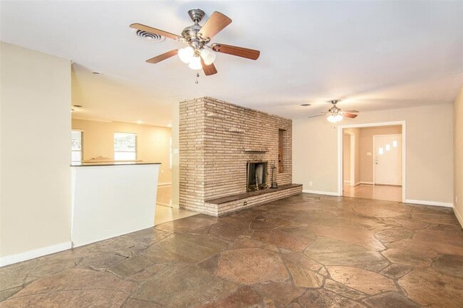 Building Photo - 9115 Highcrest Dr