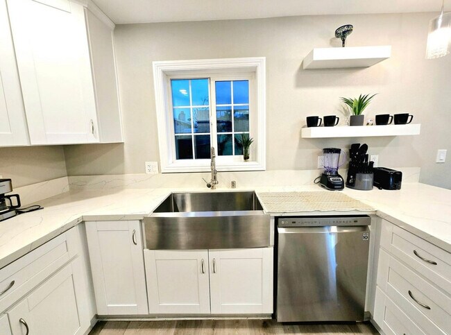 Building Photo - 451 E Lincoln Ave