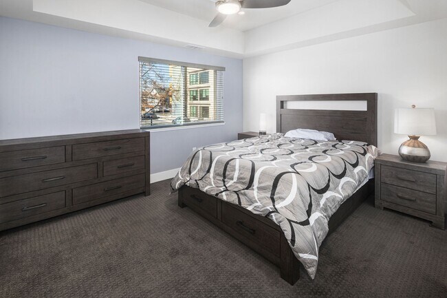 Building Photo - Downtown Executive Furnished Townhouse