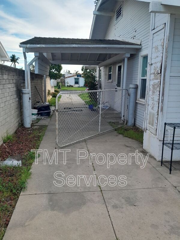 Building Photo - 619 E Cook St