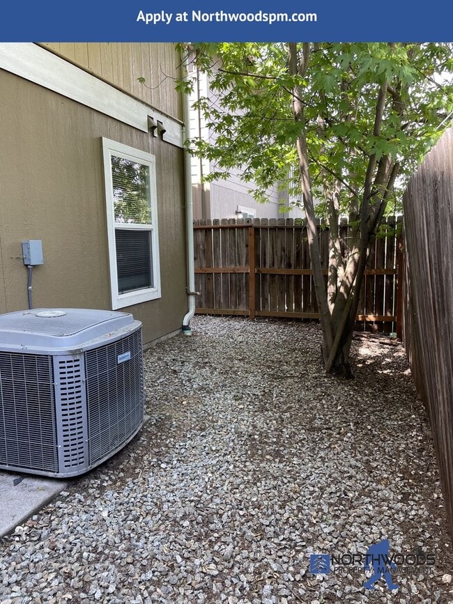 Building Photo - Nice 2 Bedroom 2 Bathroom 2 Story-Town Home-White City