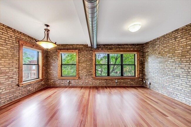 Building Photo - 1257 W Roscoe St