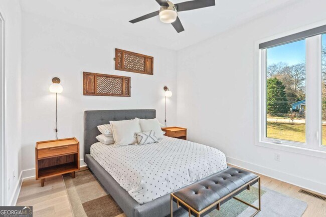 Building Photo - 2424 Memorial Dr SE