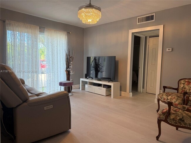 Building Photo - 5270 NE 6th Ave