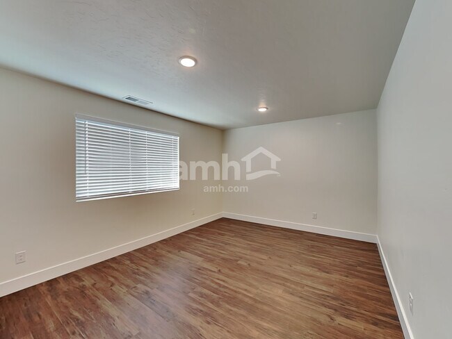 Building Photo - 1022 N Rivermist Pl