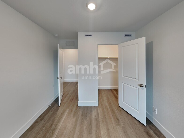 Building Photo - 5879 Vaes Dothrak St
