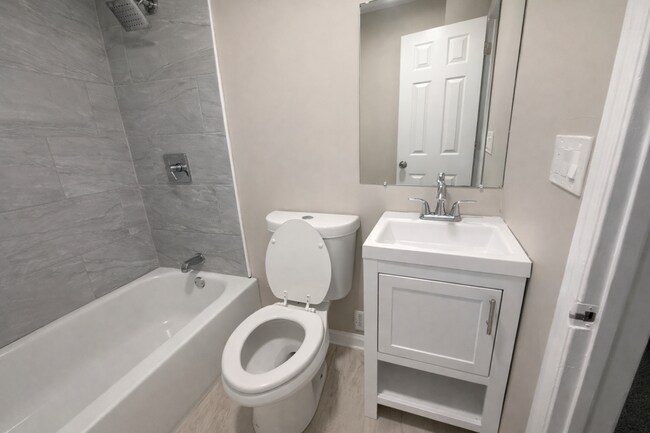 Building Photo - Charming Updated 2BR Rowhome with Modern Kitchen & Washer/Dryer