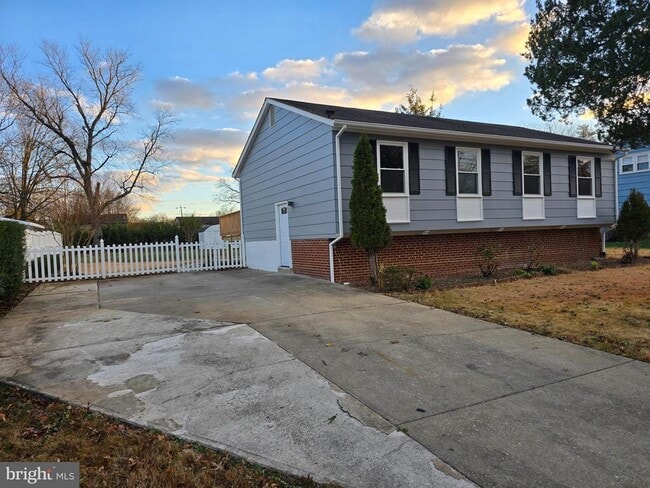 Building Photo - 4813 Lawrence St