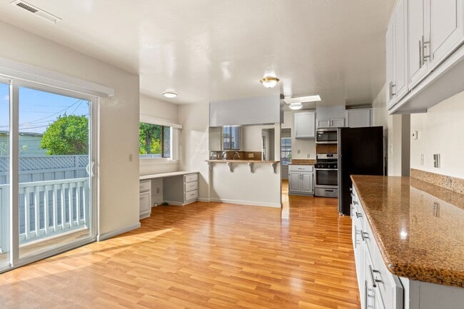 Building Photo - Beautiful Spacious 3 Bedroom Home w/ Brand...