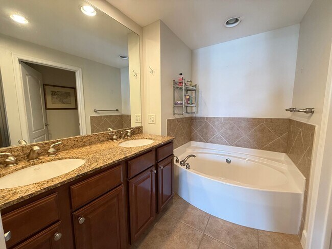 Building Photo - Spacious 2/2 Condo with Waterview in River Dance!