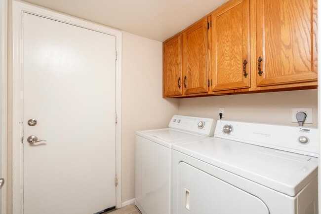 Building Photo - 1656 N Sierra Vista Dr