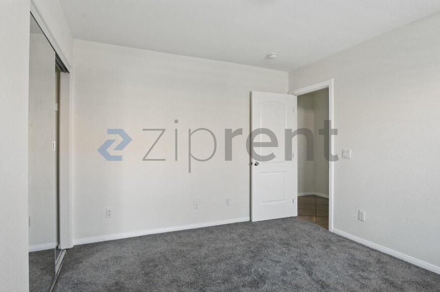 Building Photo - 1365 Valley View Ave