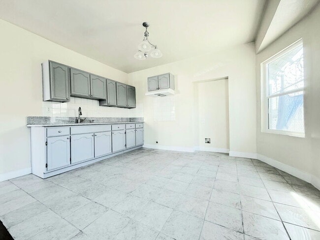 Building Photo - 1368 E Vernon Ave