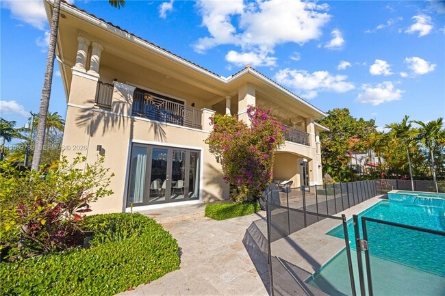 Building Photo - 513 Palm Dr