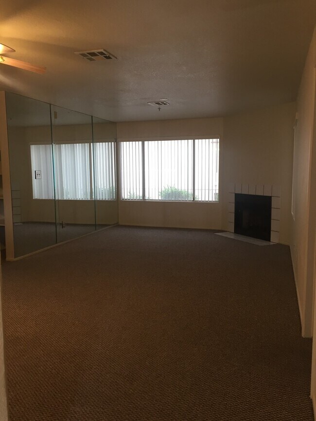 Building Photo - Gorgeous 3Bdrm 2 bath apartment