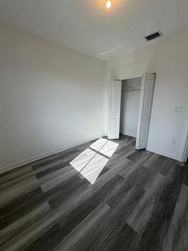 Building Photo - 2885 SE 25th Ave