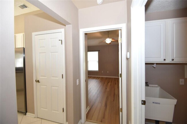 Building Photo - 11 Deerfield Ct