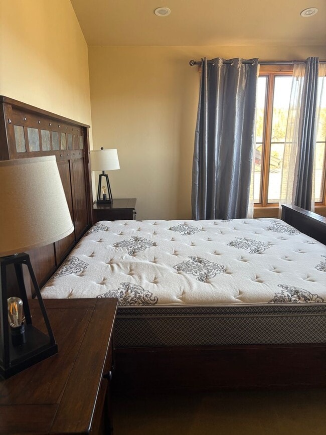 Building Photo - Beautiful Furnished Townhome with infared ...