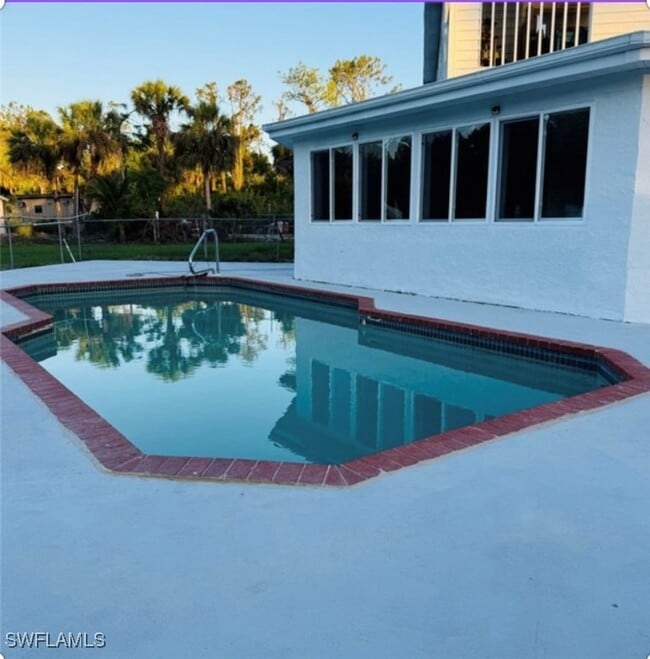 Primary Photo - 250 10th St NE