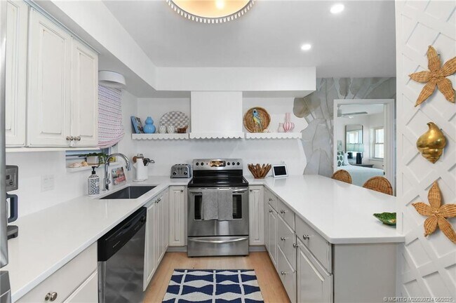 Building Photo - 1545 NE Ocean Blvd