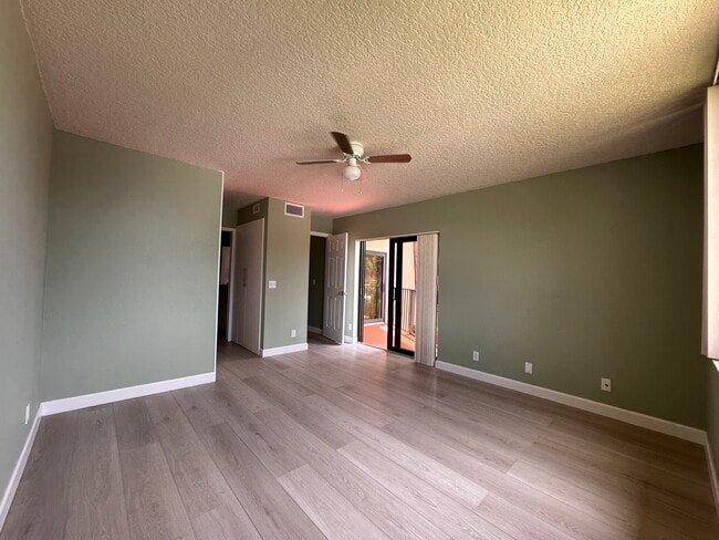 Building Photo - 3871 Victoria Dr