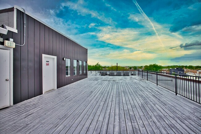 Building Photo - 2515 W Lawrence Ave
