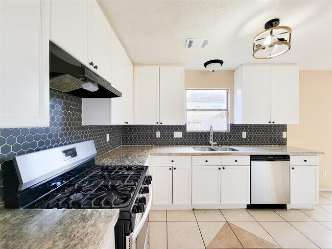 Building Photo - 4626 Jaymar Dr