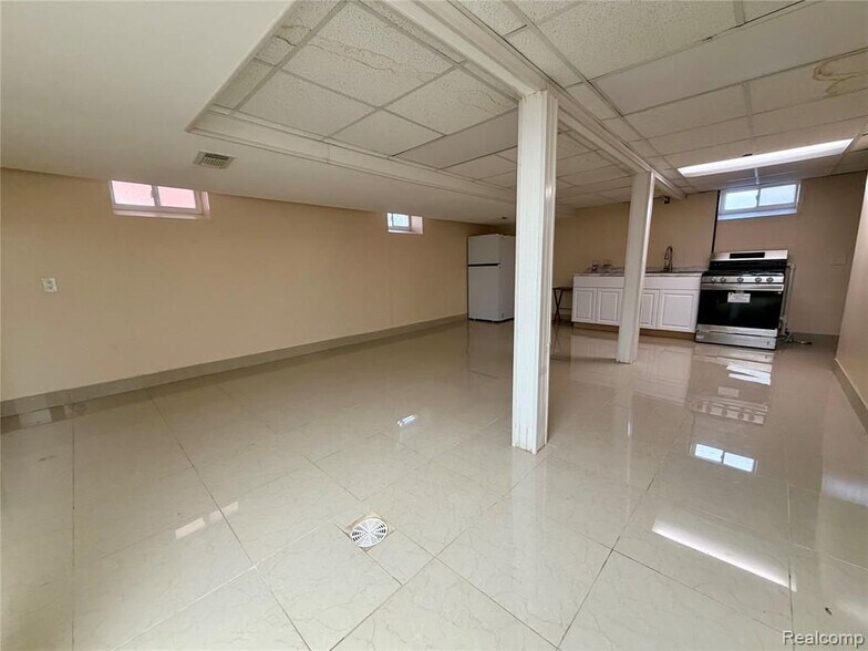 Building Photo - 6120 Middlesex St