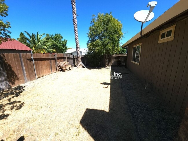 Building Photo - Cute Florin Area 3bd/2ba House with 2 Car ...