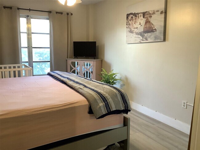 Building Photo - 4174 Inverrary Dr