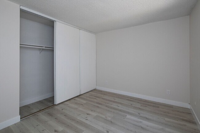 Building Photo - 2 WEEKS FREE! Gorgeous 1 BR with AC and Pa...