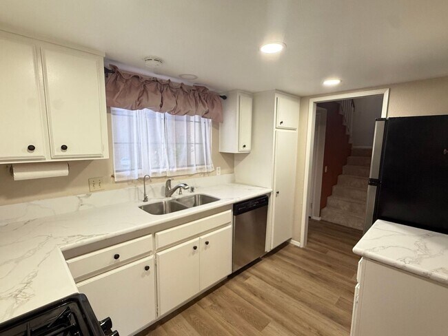 Building Photo - 3 Bedroom Condo available in Arroyo Grande