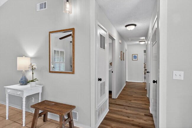 Building Photo - 5 Dorchester Ct