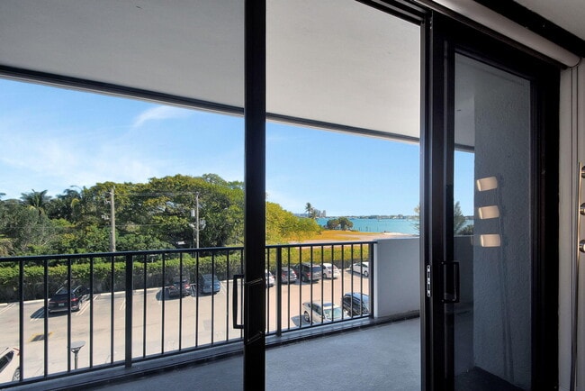 Building Photo - 5600 N Flagler Dr