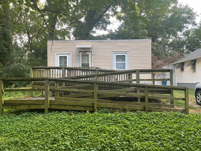 Primary Photo - Quaint 1 BR/1 BA near downtown!