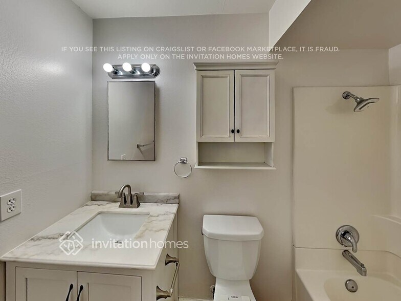 Building Photo - 1120 S Lilac Cir