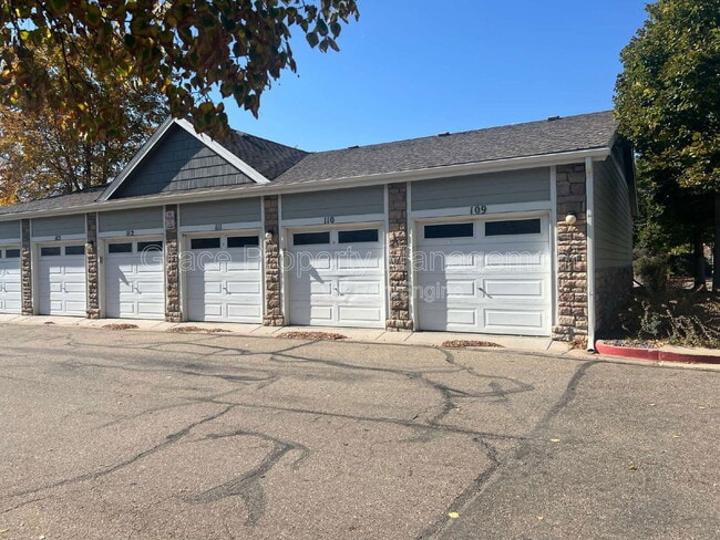 Building Photo - 12828 Jasmine St