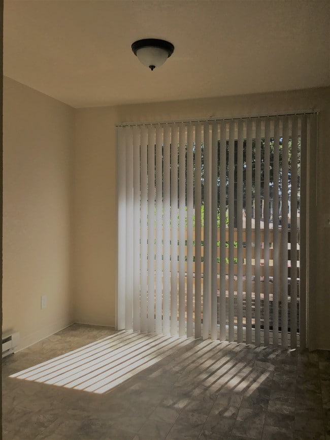 2 BEDROOM: DINING AREA - Cascade Firs