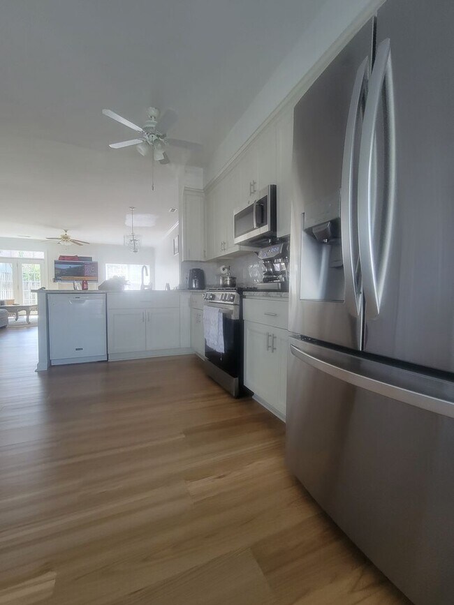 Building Photo - Beautifully Updated Townhouse in Sought-Af...