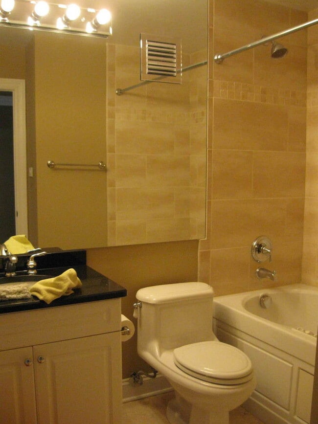 Building Photo - 111 E Chestnut St