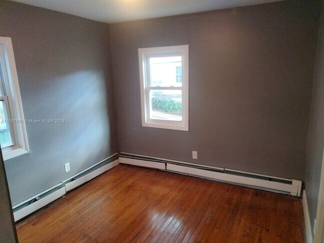 Building Photo - 1494 Iranistan Ave