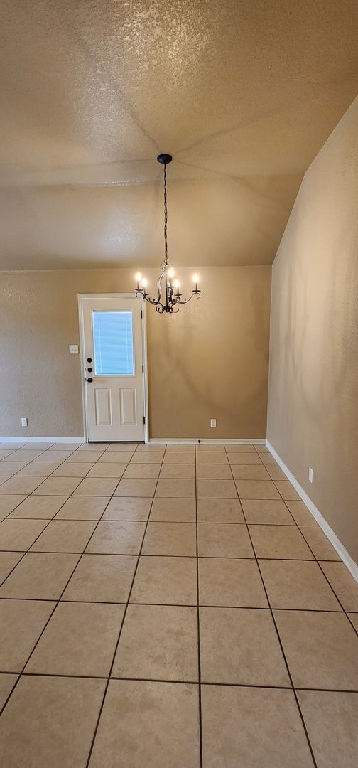 Building Photo - Beautiful 3bed/2bath Duplex near Clear Cre...