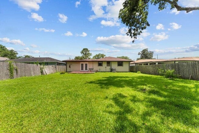 Building Photo - 807 Temple Dr