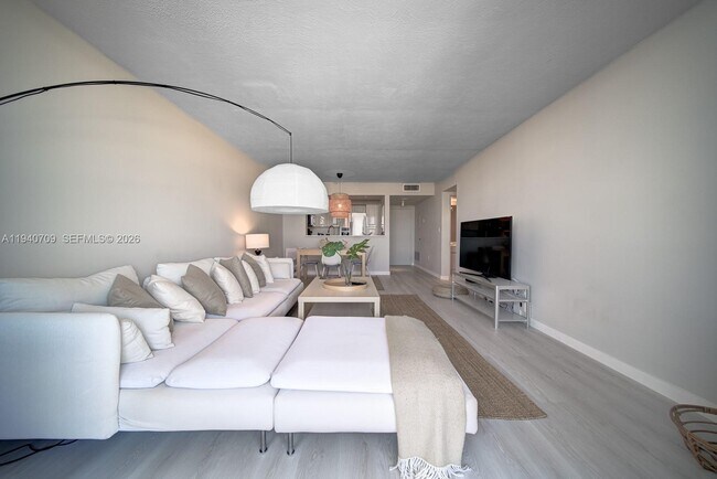 Building Photo - 1900 Sunset Harbour Dr