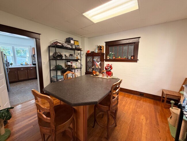 Building Photo - Charming Four Bedroom Home on SE Side!