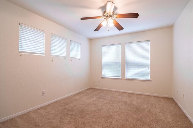 Building Photo - 16 Scarlet Woods Ct