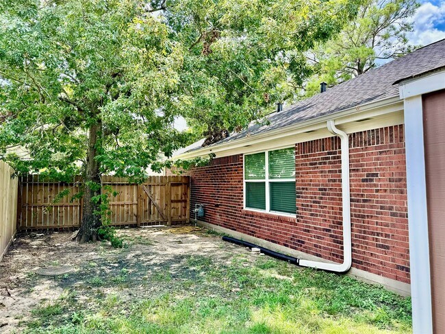 Building Photo - 17410 Saxon Dr