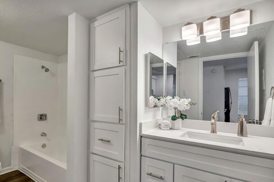 Building Photo - 1735 Rutland Dr