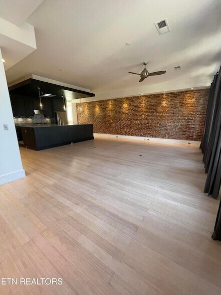 Building Photo - 106 W Summit Hill Dr SW